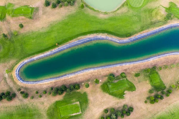 Vista aérea do campo de golfe. Vista de drone ou helicóptero do bunker de areia de campo verde e perigo de água — Fotografia de Stock