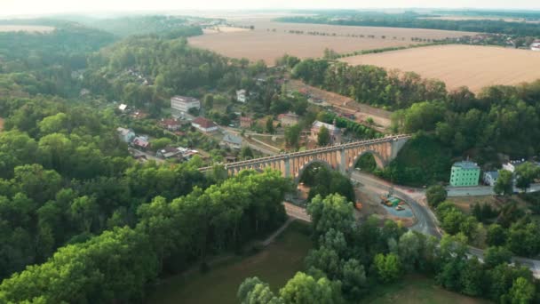 Vista aérea da ponte velha Viaduto em madeira verde perto da aldeia. Ferrovia Over Valley . — Vídeo de Stock