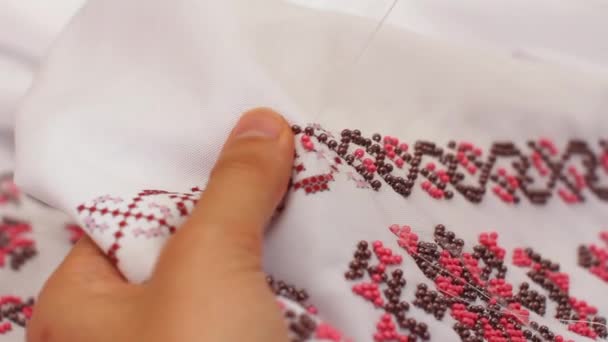 針と糸のクローズアップ、ビーズと刺繍パターン。手作りの縫製ウェディングドレス. — ストック動画