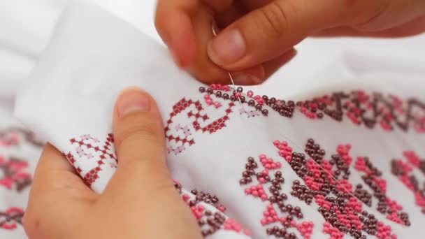 针和线程的特写，绣花图案与珠子。手工缝纫婚纱. — 图库视频影像