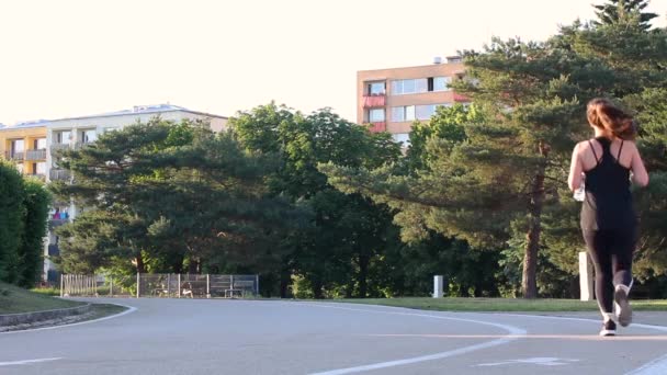 Män och kvinnor inlines i parken nära bostadsområde — Stockvideo