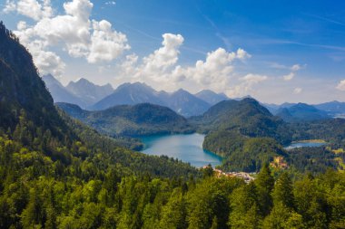 Alpsee gölü ve Hohenschwangau Kalesi havadan görünümü, Bavyera, Almanya. Alman Alpleri'nde seyahat ve yürüyüş konsepti.