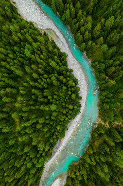 İsviçre'de ormanda akan Inn Nehri. Dağlarda mavi bir nehir üzerinde drone havadan görünümü