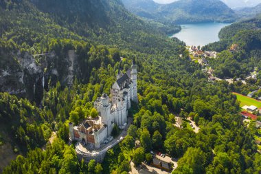 Neuschwanstein Castle Schwangau havadan görünümü, Bavyera, Almanya. Alpler dağlarında Alpsee gölünde drone resmi.
