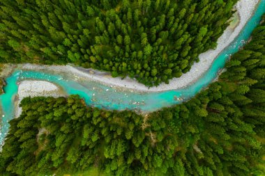 İsviçre'de ormanda akan Inn Nehri. Dağlarda mavi bir nehir üzerinde drone havadan görünümü