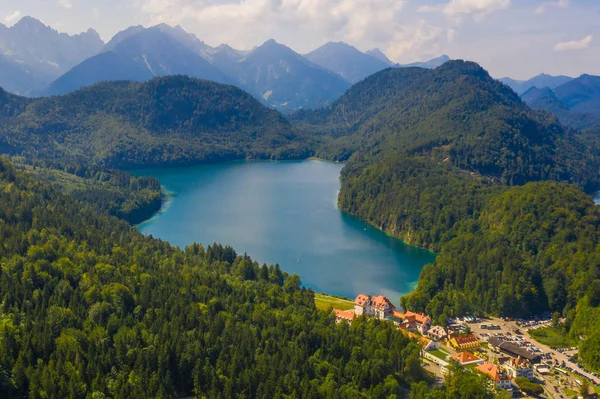 Vista aérea del lago Alpsee, Baviera, Alemania. Concepto de viaje y senderismo en los Alpes alemanes . — Foto de Stock