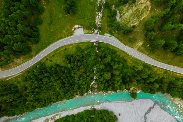 Inn Rivière coulant dans la forêt en Suisse. Vue aérienne depuis un drone sur une rivière bleue dans les montagnes — Photo