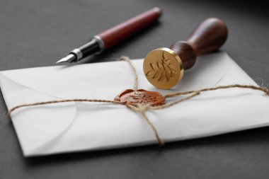 Noter, kamusal mum damgası. Kahverengi balmumu mühürlü beyaz zarf, altın mühür. Tepkili tasarım modeli, düz yatış. Posta aksesuarlarıyla dolu bir hayat.