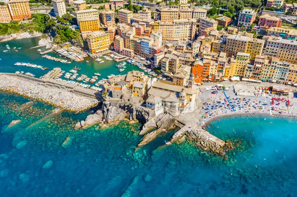 Vista aérea de Camogli. Edifícios coloridos perto do mar liguriano. Vista de cima na praia pública com água azul e limpa . — Fotografia de Stock