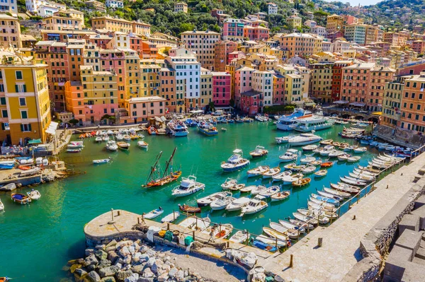 Vista aérea de Camogli. Edifícios coloridos perto da praia litorânea. Vista de cima em barcos e iates ancorados na marina com água azul verde . — Fotografia de Stock