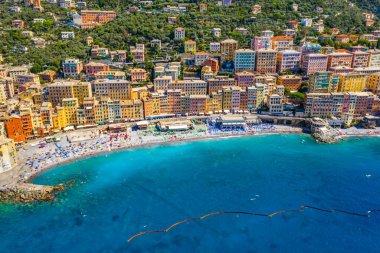Camogli 'nin havadan görünüşü. Ligurian Denizi yakınlarındaki renkli binalar. Halk plajından gökyüzü ve temiz suyla manzarayı seyret..