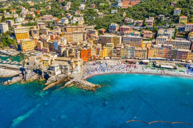Camogli 'nin havadan görünüşü. Ligurian Denizi yakınlarındaki renkli binalar. Halk plajından gökyüzü ve temiz suyla manzarayı seyret..