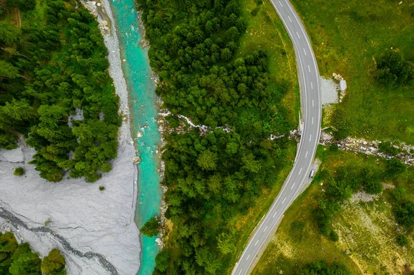 Inn Rivière coulant dans la forêt en Suisse. Vue aérienne depuis un drone sur une rivière bleue dans les montagnes — Photo