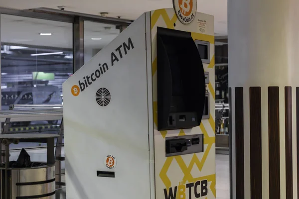 Praga, República Checa - 18 de mayo de 2019: Bitcoin cajero automático para comprar y vender criptomoneda. Concepto de teléfono móvil de pago, Praga, República Checa. Una imagen editorial ilustrativa —  Fotos de Stock