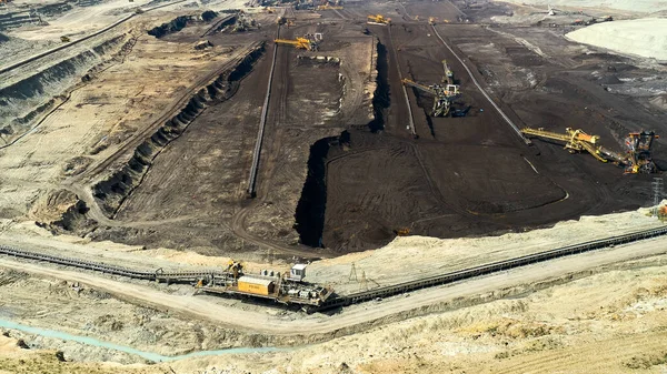 Vista panorámica de una cantera con una enorme máquina, excavadora de rueda de cubo minando un carbón. Industria pesada — Foto de Stock