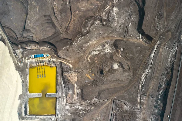 Bovenaanzicht op een zwembad met gele vloeistof gebruikt in een kolenmijn in een steengroeve. Begrip zware industrie — Stockfoto