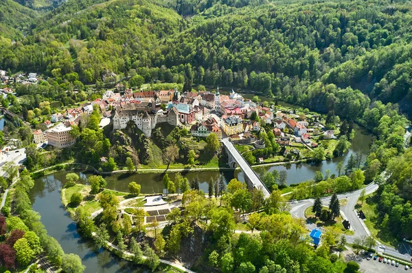 Ohri nehri ve Çek Cumhuriyeti 'nin nehir kıyısındaki küçük evlerle çevrili, Loket kalesinin panoramik manzarası.