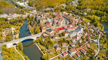 Çek Cumhuriyeti, Karlovy Vary yakınlarında, sonbaharda geleneksel Çek evleriyle çevrili bir madalyon şatosu.