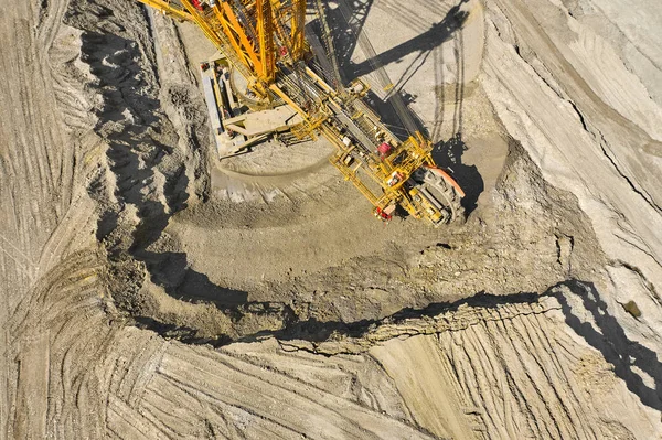 Excavadora de ruedas de cubo para minería de superficie en una cantera de lignito, Industria pesada . — Foto de Stock