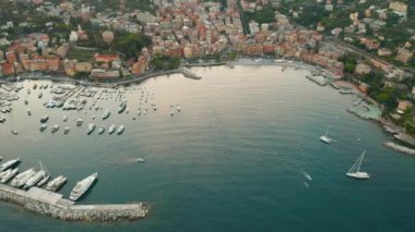 Günbatımında Portofino, İtalya yakınlarındaki Ligurian Denizi 'nde yat, tekne ve teknelerin bulunduğu limanın hava görüntüleri.