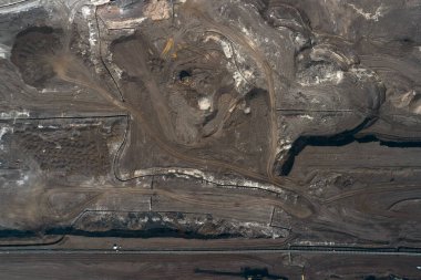 Açılmış kömür madenciliğinin en üst görüntüsü. Koyu doğal doku.