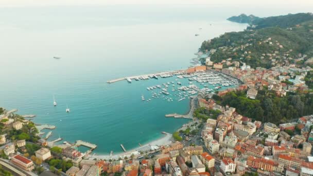 Luftaufnahmen einer kleinen italienischen Stadt Santa Margherita Ligure und des Hafens in der Nähe von Portofino, Italien — Stockvideo