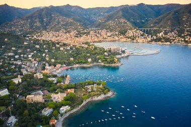 İtalya, Portofino yakınlarındaki Santa Margherita Ligure adlı küçük bir İtalyan kasabasında inanılmaz bir gün batımı.