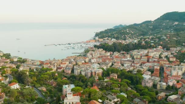 Εναέρια πλάνα από μια μικρή ιταλική πόλη Santa Margherita Ligure και λιμάνι, κοντά στο Portofino, Ιταλία — Αρχείο Βίντεο