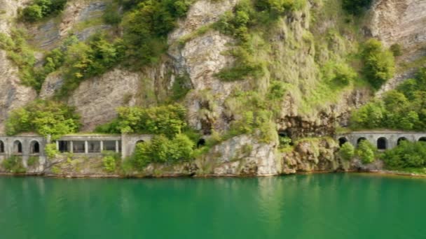 Vlucht langs Grumo tunnel in granieten berg met groene bomen naast Comomeer, Lecco, Italië — Stockvideo