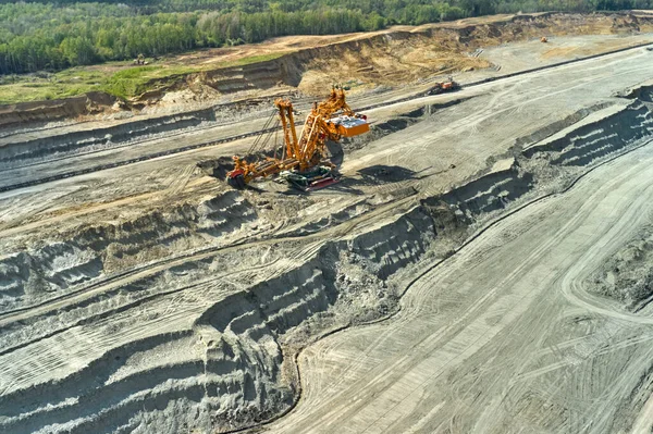 Excavadora de cubo-rueda para la minería superficial en una cantera del lignito, industria pesada de la minería del carbón . — Foto de Stock