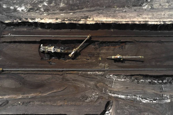Luchtopname van steengroeve met zware emmer wiel graafmachines mijnbouw een steenkool. Begrip zware industrie. — Stockfoto