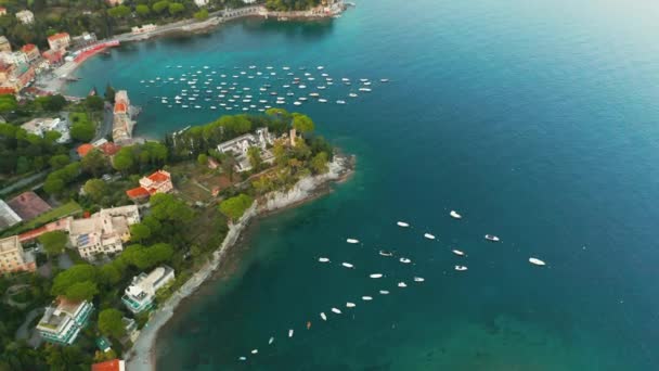 Vuelo por la costa del mar de Liguria con barcos y barcos blancos, Italia — Vídeos de Stock