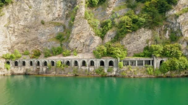 Luchtbeelden van tunnel Grumo in een rots langs het Comomeer met groen water. Vlucht boven Como Lake bij de weg, Italië — Stockvideo