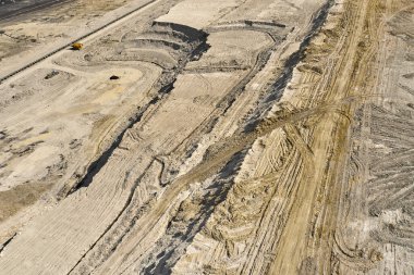Kova tekerleği kazıcılı kömür madenciliğinin havadan görünüşü. Taş ocağının üst manzarası. Ağır madencilik endüstrisi