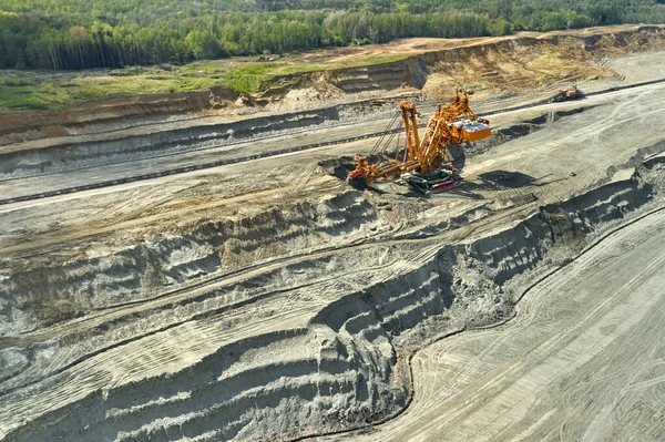 Ковшовий екскаватор для видобутку на поверхні в лігнітному кар'єрі, Важка промисловість видобутку вугілля . — стокове фото