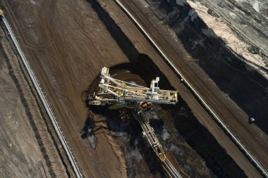 Kova tekerleği kazıcısı linyit ocağında, ağır sanayi. 