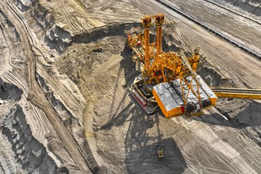 Linyit ocağında, ağır sanayide yüzey madenciliği için kova tekerleği kazıcısı. 