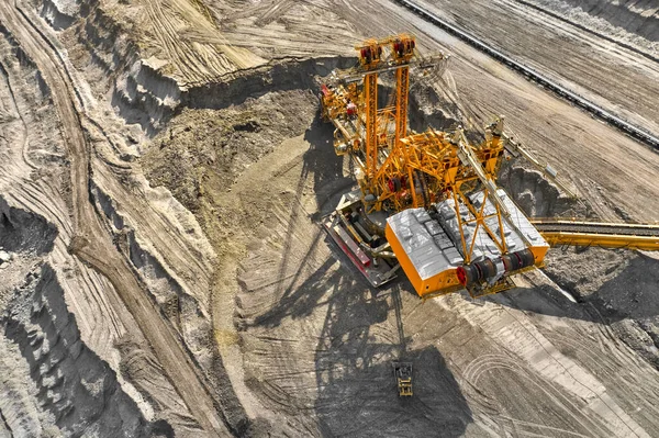 Ковшовый экскаватор для добычи полезных ископаемых в карьере лигнитов, Тяжелая промышленность . — стоковое фото