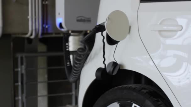 공중 충전 소에 전기 자동차를 공급하고 있어. 충전 항구에 연결하는 케이블, 2020 년 6 월 체코 프라하. — 비디오