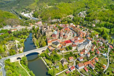 Ohri nehri ve Çek Cumhuriyeti 'nin nehir kıyısındaki küçük evlerle çevrili, Loket kalesinin panoramik manzarası