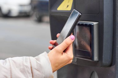 NFC teknolojisiyle halka açık park yeri ve fotokopi alanı için akıllı telefon ödemesi. Temassız ödeme kavramı