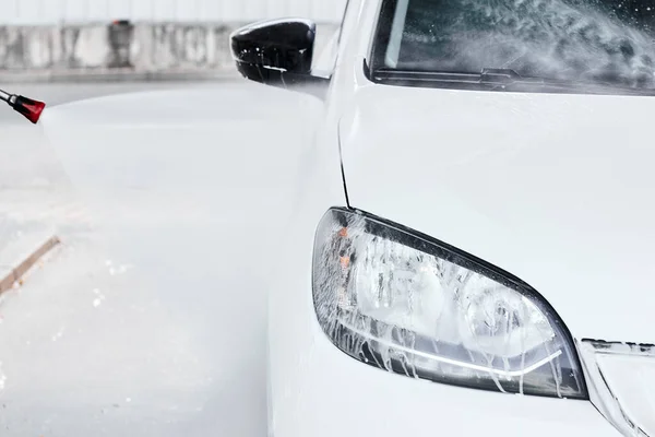 Lavagem Automóvel Elétrico Branco Dentro Água Alta Pressão Lavagem Manual — Fotografia de Stock