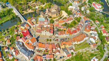 Çek Cumhuriyeti 'nin Karlovy Vary yakınlarındaki Loket Kalesi ve küçük Çek kasabasının en iyi manzarası