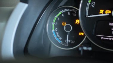 Elektrikli arabanın motorunu çalıştır. Otomobil endüstrisinde çevre dostu yenilikçi teknoloji. 