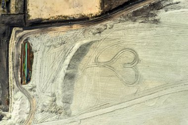 Taş ocağında kömürden yapılmış bir kalbin üst görüntüsü. Kumdan kalp