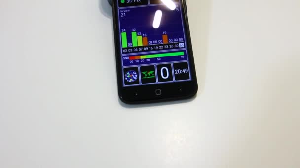 Determinazione dei satelliti GPS su uno smartphone utilizzando un'applicazione mobile. Grafico a colonne sullo schermo. Miami, Stati Uniti, maggio 2020 — Video Stock