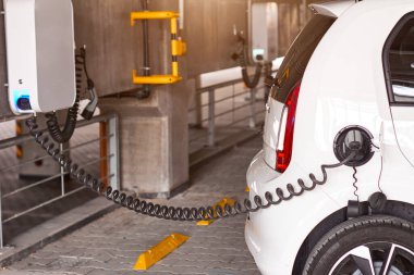 Otoparkta ya da kamu şarj istasyonunda elektrikli araba ya da EV şarj etmek. Sıfır emisyon ve çevre dostu araç