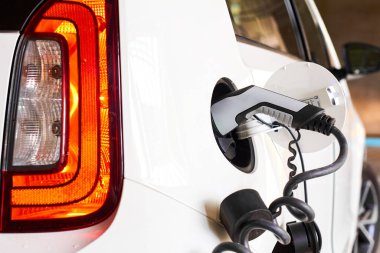 Otoparkta ya da kamu şarj istasyonunda elektrikli araba ya da EV şarj etmek. Sıfır emisyon ve çevre dostu araç
