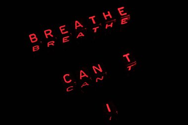 Afrikalı Amerikalıları desteklemek için siyah arka planda BLM mesajı soluyamam.