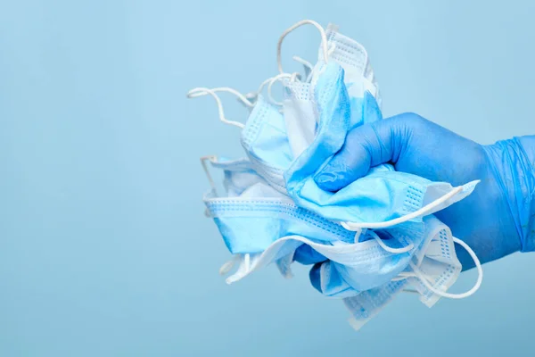 Man Hand Gummi Blå Handskar Håller Används Engångs Skyddsmasker Blå — Stockfoto